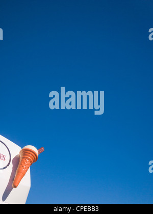 Eiscreme-Kegel an der Seite einen Eiswagen gegen eine große Weite des blauen Himmels. Stockfoto