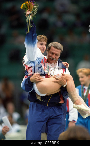 Bela Karolyi USA Coach trägt Kerri Strug (USA) mit den verletzten Knöchel auf die Präsentation der gold-Medaille Stockfoto