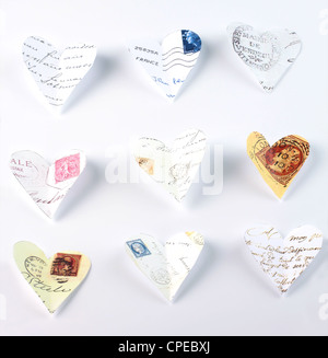 Fliegende Liebesbriefe aus alten Buchstaben ausgeschnitten Stockfoto