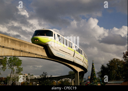 Eines der Monorail Züge am Walt Disneys Epcot Themenpark, Orlando, Florida, USA. Stockfoto