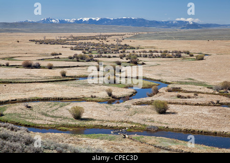 Illinois Fluß schlängelt sich durch Arapaho National Wildlife Refuge, North Park in der Nähe von Walden, Colorado Stockfoto