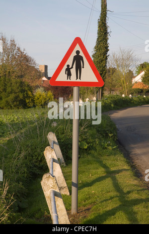 Rotes Dreieck Straße Zeichen erwachsenes Kind Händchenhalten zeigt keine Pflaster, Shottisham, Suffolk, England Stockfoto