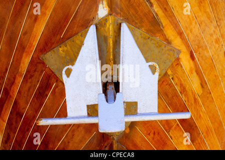 Anker-Detail in silberner Farbe auf einem hölzernen Rumpf-Boot Stockfoto