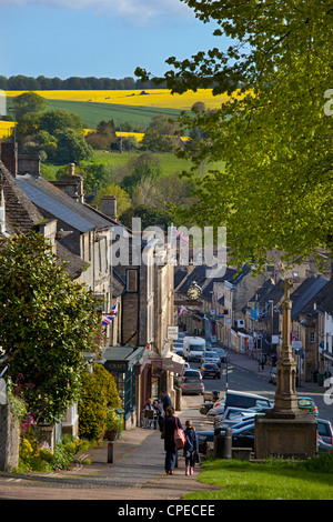 Gateway zu den Cotswolds, Burford High Street und Ansicht im Frühsommer, Oxfordshire, England Stockfoto