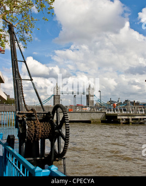 Kette Winde Hebezug Kran von Themse in der Nähe von Grad 1 aufgeführten Tower Bridge London England Europa Stockfoto