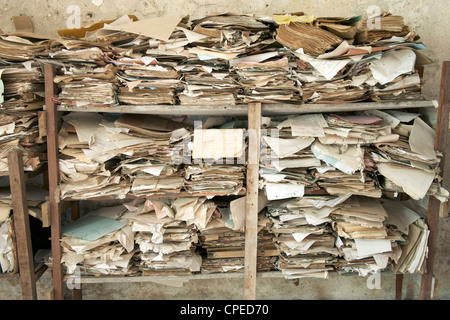 Klapprigen Holzregale mit alten Dokumenten gefüllt. Stockfoto