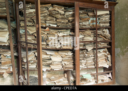 Klapprigen Holzregale mit alten Dokumenten gefüllt. Stockfoto