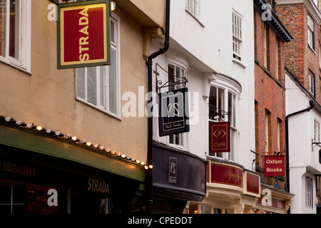 Geschäfte und Restaurants in Low Petergate, York, England. Stockfoto