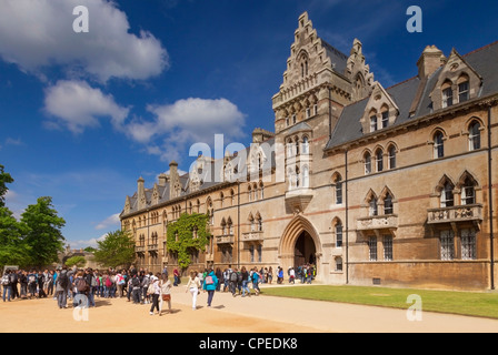 Touristen, die beim Betreten des Gebäudes Wiese am Christ Church College, Oxford. Stockfoto