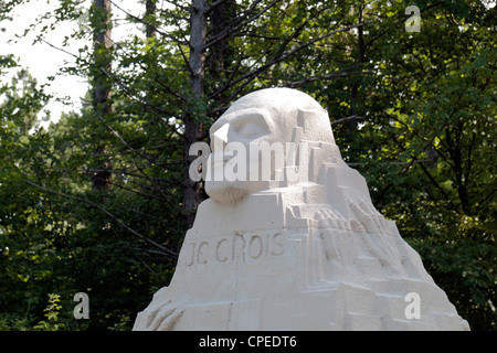 Die Totenmaske auf dem französischen 106. & 132. RI Denkmal auf Les Eparges Grat, Departement Meuse in Lothringen, Frankreich. Stockfoto