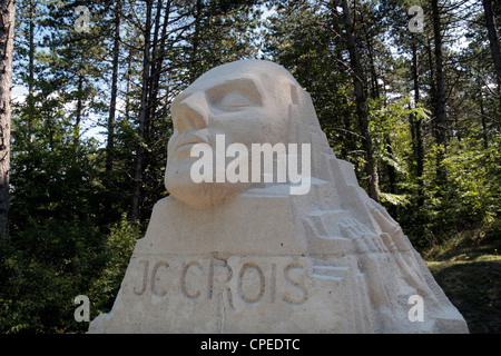 Die Totenmaske auf dem französischen 106. & 132. RI Denkmal auf Les Eparges Grat, Departement Meuse in Lothringen, Frankreich. Stockfoto