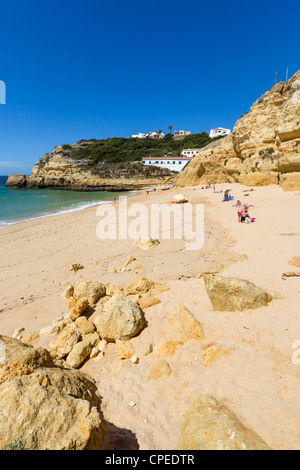 Strand in dem kleinen Fischerdorf Dorf Benagil an der Küste zwischen Portimão und Albufeira, Algarve, Portugal Stockfoto
