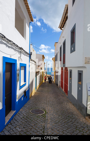 Straße in dem kleinen Fischerdorf Burgau an der Küste zwischen Sagres und Lagos, Algarve, Portugal Stockfoto