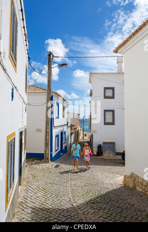 Straße in dem kleinen Fischerdorf Burgau an der Küste zwischen Sagres und Lagos, Algarve, Portugal Stockfoto