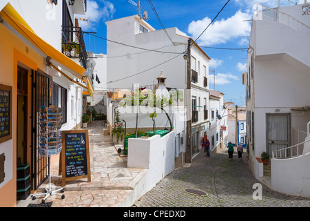 Straße in dem kleinen Fischerdorf Burgau an der Küste zwischen Sagres und Lagos, Algarve, Portugal Stockfoto