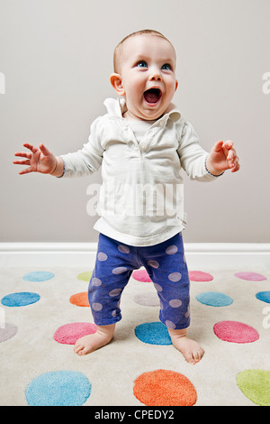 Niedliche baby stehend Stockfoto