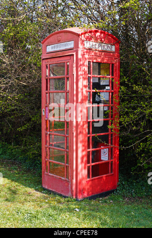 Ein traditionelle rotes Telefon box in ländlichen Oxfordshire an einem hellen Frühlingsmorgen Stockfoto