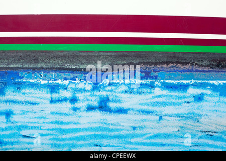 blaue Grunge-Antifouling-Farbe auf Boot Seite vor Rumpf Lackierprozess Stockfoto