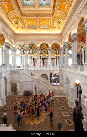 Touristen in der Aula. Thomas Jefferson Building, Library of Congress, Washington, D.C. Stockfoto