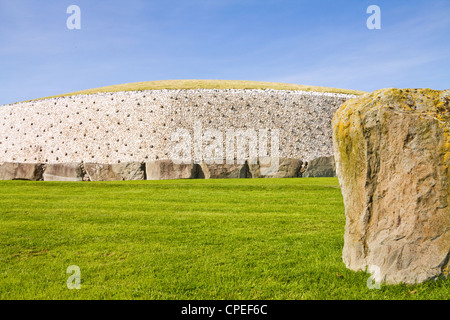 UNESCO-Welterbe - Newgrange (Si An Bhru) neolithische Durchgang Grab befindet sich auf dem Fluss Boyne Valley in Irland. Seitenansicht wi Stockfoto