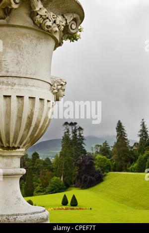 Dunst und Nebel über die herrlichen Gärten von Powerscourt in Irland. Blick über die wunderschön gestalteten Blumenvase an den zu Stockfoto