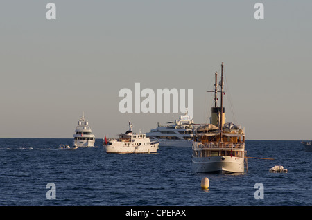 CANNES, Frankreich - 15. Mai: Superyacht verankert sind in der Bucht von Cannes während die 64. jährliche Cannes Film Festival am 15. Mai 2011 in Cannes, Frankreich. Stockfoto