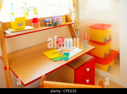 Zeichenwerkzeuge auf Tisch im Zimmer Stockfoto
