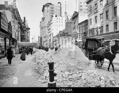 Berge von Schnee auf dem Broadway nach Sturm, New York, ca. 1905 Stockfoto