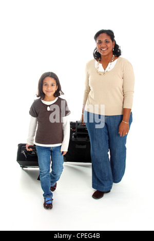 Frau und Tochter mit ihren Koffern bereit zu reisen Stockfoto