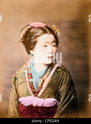 Ukiyo-e Schönheit, halblanger Studio-Porträt einer Frau, leicht nach rechts, mit Blick auf Japan Holzschnitt drucken, ca. 1877 Stockfoto