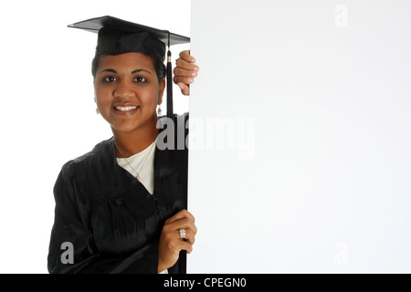 Minderheit Frau mit ihrer Graduierung Mütze und Mantel Stockfoto
