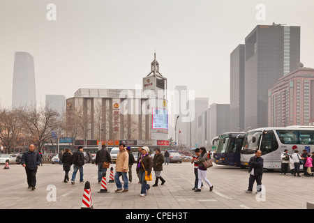 Eine Gruppe von Touristen an der Seide Markt von Peking gerade verlassen haben ihre Tour Trainer. Stockfoto