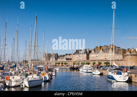 Die ummauerte Stadt von Saint-Malo in der Bretagne, Frankreich, über den Yachthafen an einem sonnigen Morgen. Stockfoto