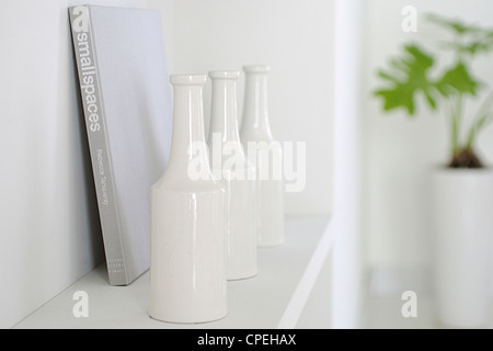 Drei Flaschen In einer Reihe mit Buch im Hintergrund Stockfoto