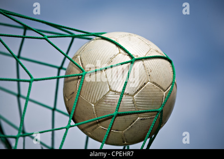 symbolisches Bild für Ziel mit einem Fußball im Netz Stockfoto