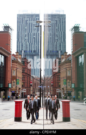 Manchester Geschäftsmänner reflektieren in einem RBS Bürogebäude am Deansgate Stockfoto