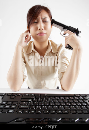 Büro-Dame ist müde von der Arbeit und will selbst schießen. Stockfoto