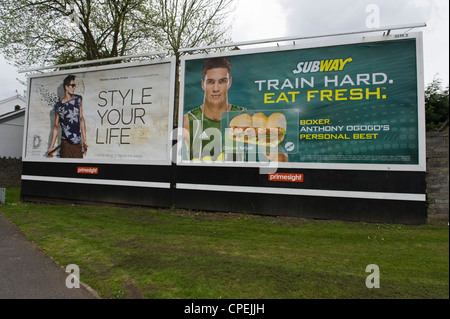 Primesight Billboard Werbeseite in Merthyr Tydfil South Wales UK für St Davids Einkaufszentrum Cardiff und Subway Sandwiches Fast food Stockfoto