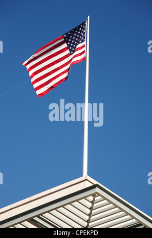 US-Flagge auf der Botschaft der Vereinigten Staaten von Amerika in Berlin (Deutschland) Amerikanische Botschaft in Deutschland Stockfoto