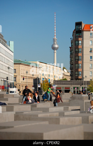 Das Denkmal für die ermordeten Juden Europas in Berlin, Deutschland; Fernsehturm im Hintergrund Stockfoto