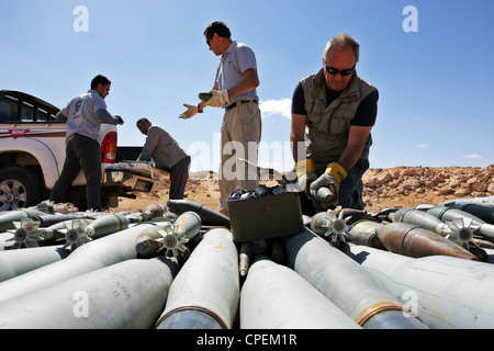 Internationalen Bombe Beseitigung Mitglieder bereiten Abriss der Blindgänger in der Nähe von Sirte, Libyen Stockfoto