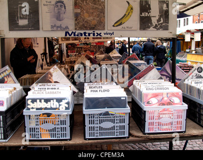 Marktstand Verkauf seiner Platten, Cambridge, UK Stockfoto