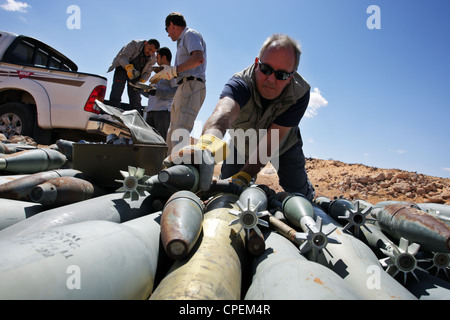 Internationalen Bombe Beseitigung Mitglieder bereiten Abriss der Blindgänger in der Nähe von Sirte, Libyen Stockfoto