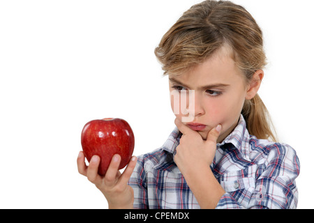 Kleine Mädchen Holding Apfel Stockfoto