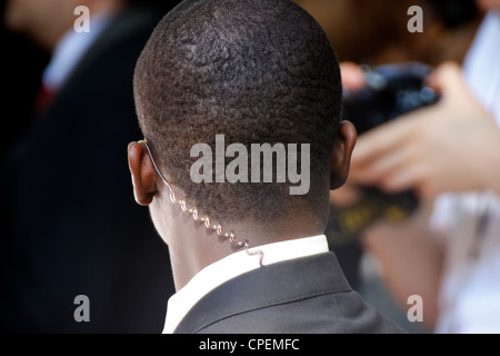 Bodyguard auf der Suche, einen Draht zu tragen. Stockfoto
