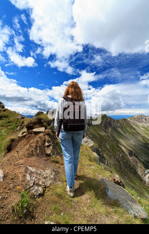 junge Frau ist auf Monzoni Grat, italienischen Dolomiten wandern. Stockfoto