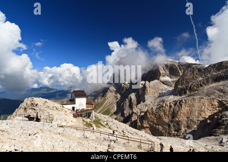 Sommer-Ansicht der Rosetta-Montage mit Seilbahnstation und Restaurant, San Martino di Castrozza Trentino, Italien Stockfoto