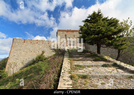 Hellblauer Burg ist eine mittelalterliche Festung über Genua, Ligurien, Italien Stockfoto