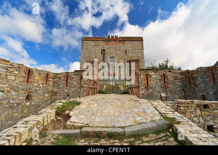 Hellblauer Burg ist eine mittelalterliche Festung über Genua, Ligurien, Italien Stockfoto