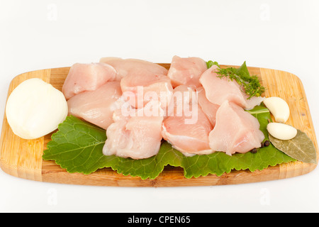 Huhn in Stücke schneiden, auf ein Schneidebrett Stockfoto